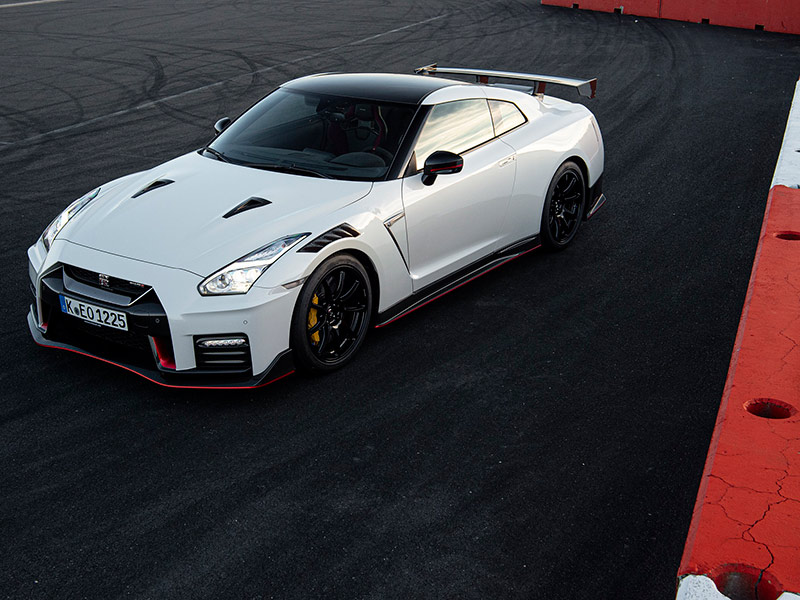 مزايا ديناميكية معززة وألياف الكربون خفيفة الوزن تجتمع في سيارة نيسان الجديدة